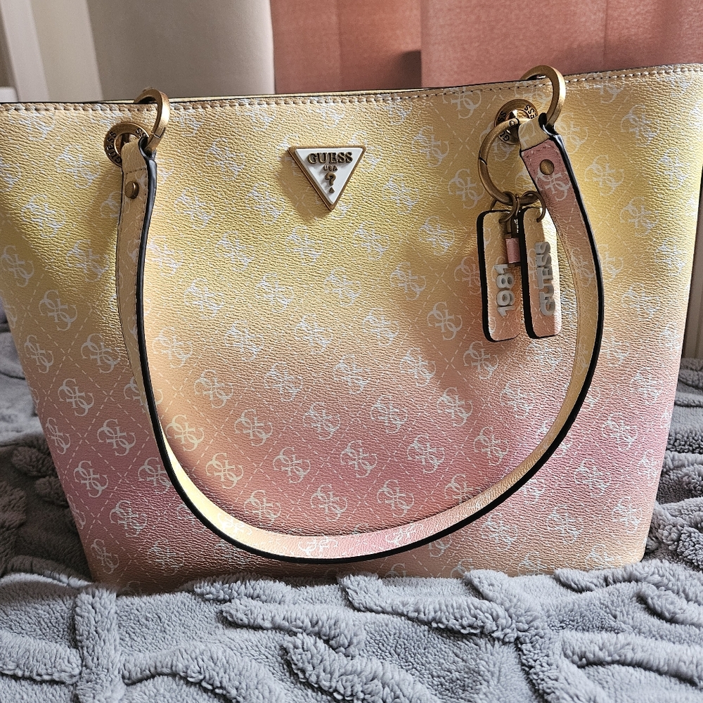 ☀️ Guess Ombre Tote 🍑